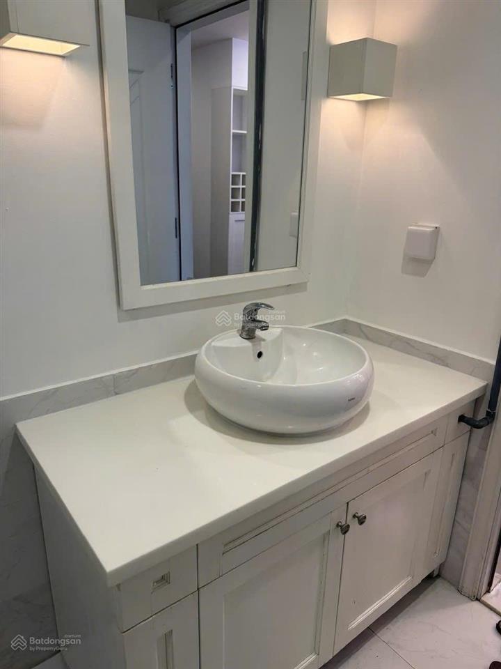Chính chủ bán căn 2 phòng ngủ diện tích 103m2 r4 royal giá 82tr/m2  0926 399 ***