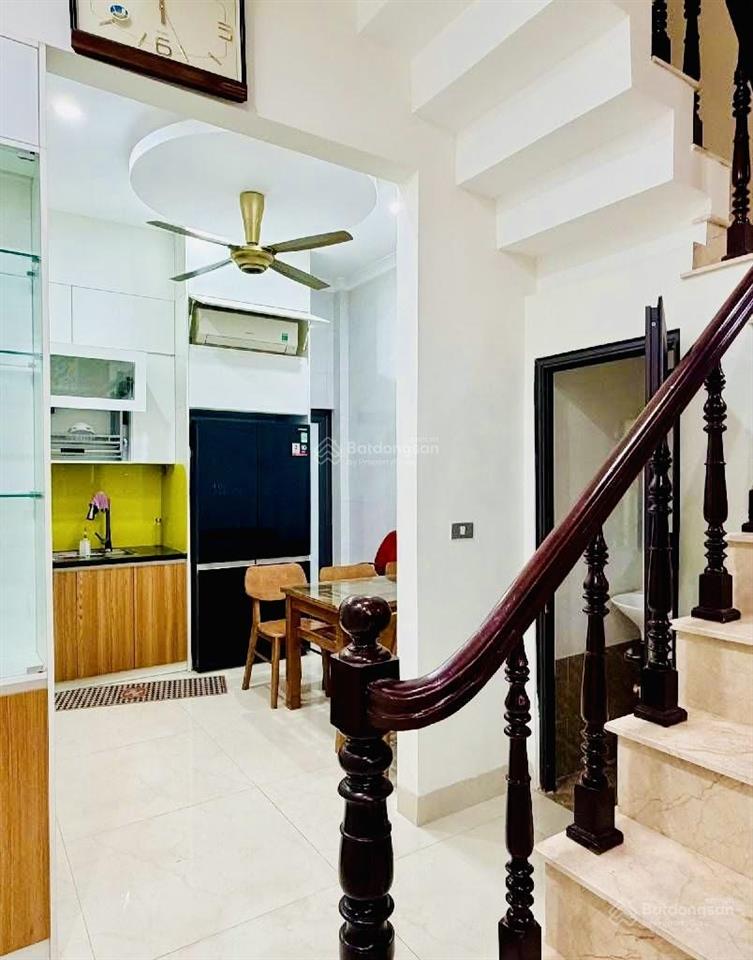 Nhà đẹp sang trọng, full nội thất, 3 tầng 4 pn, ngay trương văn thành q9 giá 5.x tỷ