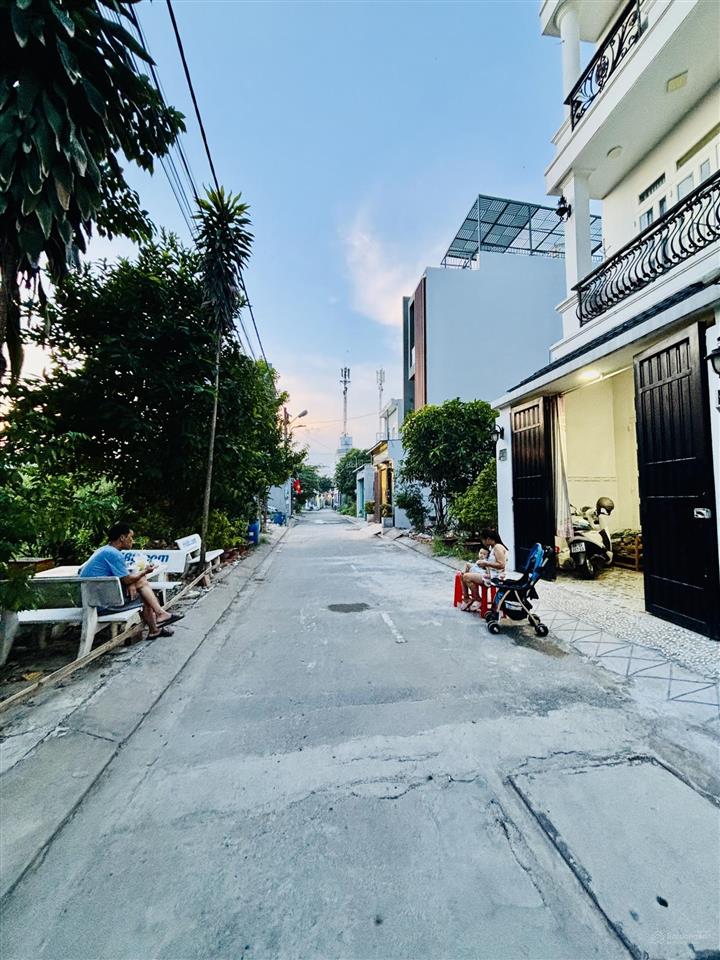 Nhà đẹp mới 4 phòng ngủ, kế bên khu đô thị đông tăng long giá 5.45 tỷ