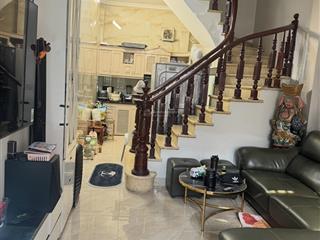 Cho thuê nhà đẹp trần khát chân