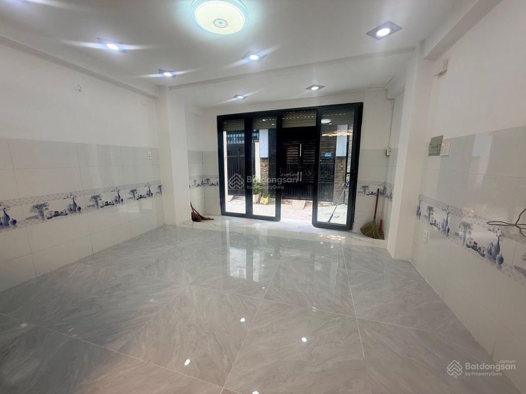 Dương quảng hàm gần vincom  hxh đỗ cửa 3pn 4wc, sân thượng  7.8 tỷ