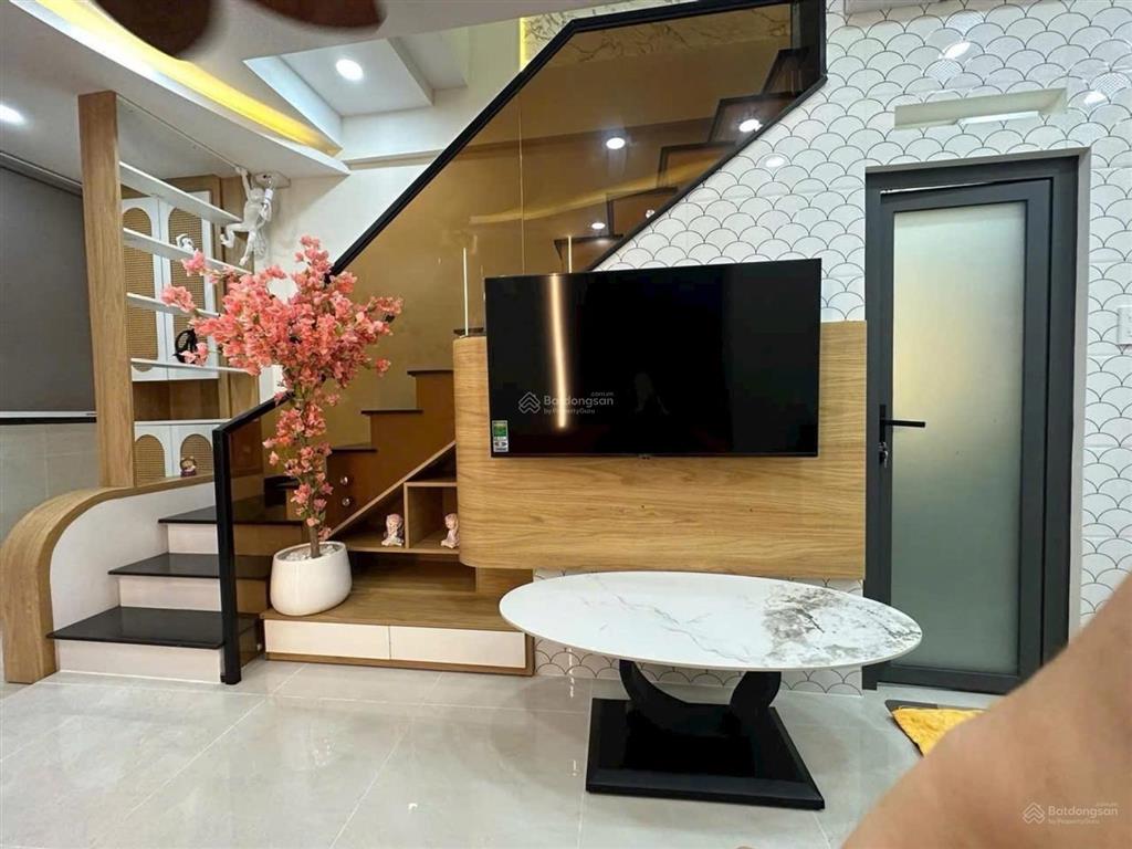 Nhà mới 2 tầng  2pn 2wc ngay chợ gò vấp, đh công nghiệp  vincom, emart phan văn trị