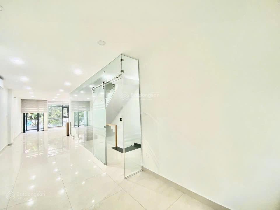 Nhà đẹp mới xây  68a lê văn sỹ, p10, q. phú nhuận, 5,5x22m, 5 tầng, hầm, sàn suốt