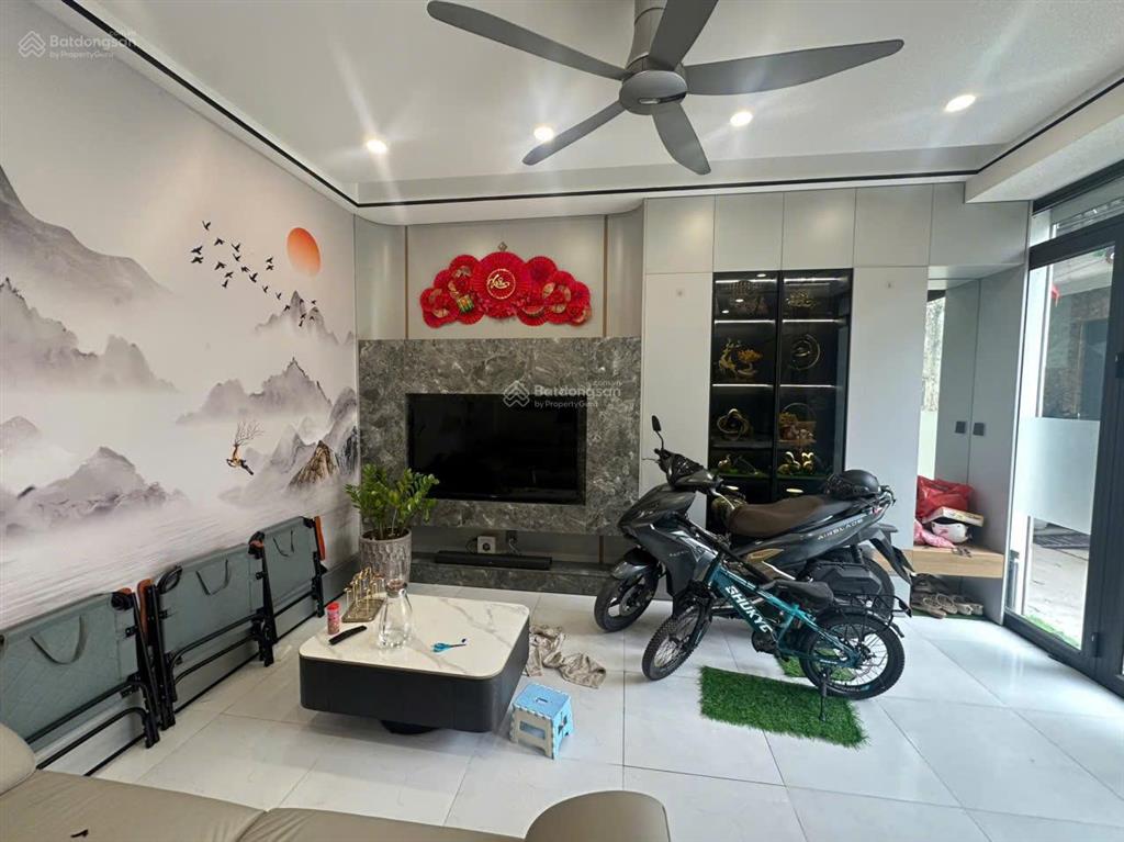 Nhỉnh 6 đồng có nhà lai xá , mặt phố , ô tô đỗ cửa , 10m ra ô tô tránh, một căn duy nhất thị trường
