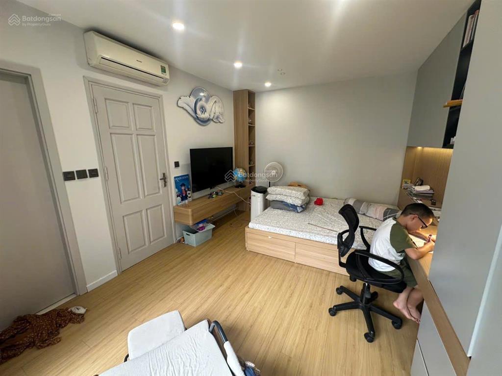 Nhỉnh 6 đồng có nhà lai xá , mặt phố , ô tô đỗ cửa , 10m ra ô tô tránh, một căn duy nhất thị trường