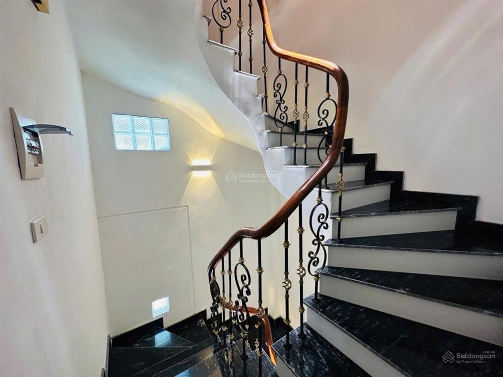 Nhỉnh 6 tỷ đồng có nhà cầu diễn, ô tô đỗ cửa, một căn trên thị trường