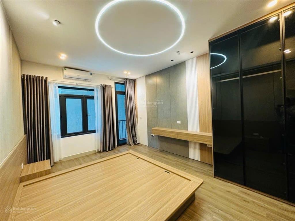 Nhỉnh 6 tỷ đồng có nhà cầu diễn, ô tô đỗ cửa, một căn trên thị trường