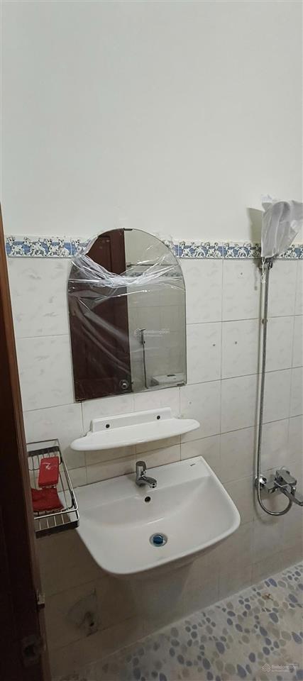 Cho thuê nhà giá rẻ, căn góc cực thoáng, thích hợp ở, kinh doanh, gần chợ hoàng hoa thám, nhà ga t3