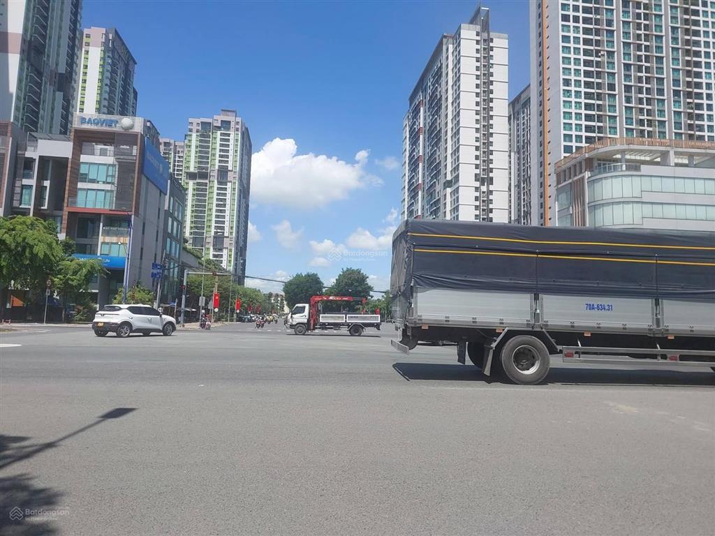 Gấp bán nhà đẹp 4 tầng đường oto tránh,diên tích rộng 206m,gần trung tâm hành chính tp thủ đức cũ