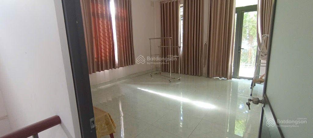 Bán nhà mặt tiền diện tích 182m, gần chợ giồng, gồm 1 căn nhà 3 tầng và 1 căn cấp 4