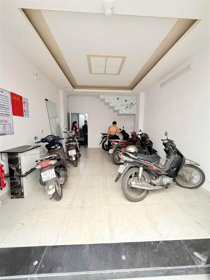 Cách công viên lê thị riêng chỉ 5 phút  bán nhà cmt8, quận 10. với dt 60,2m2