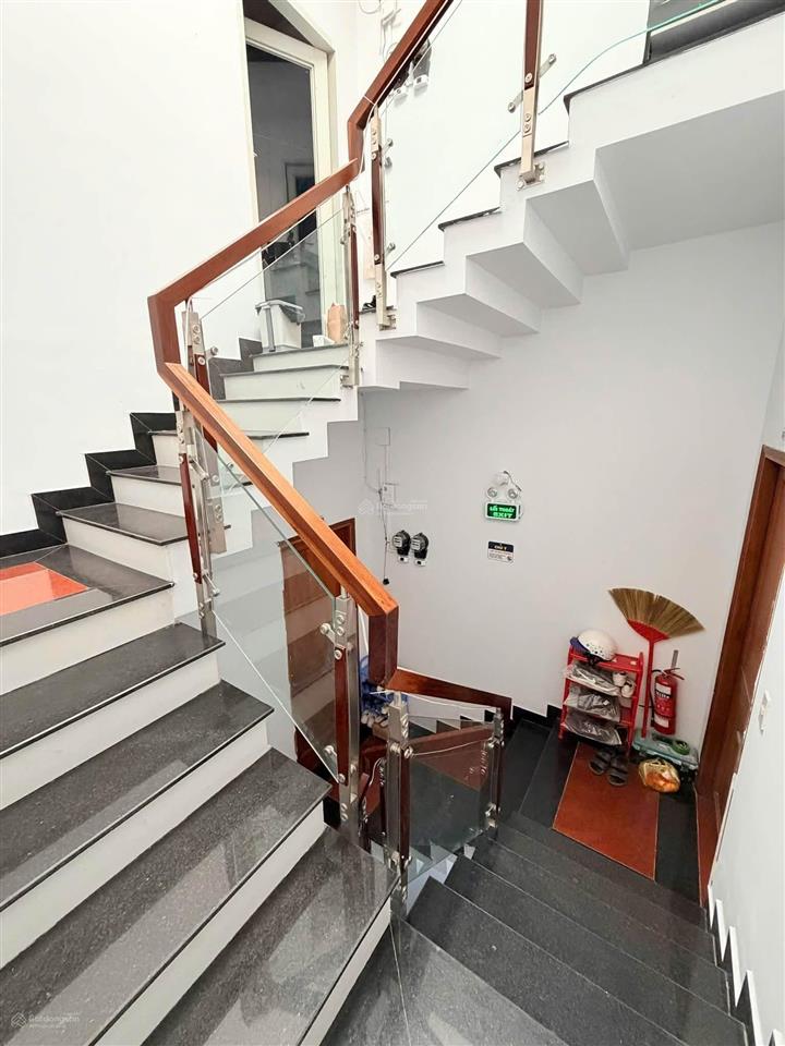 Cách công viên lê thị riêng chỉ 5 phút  bán nhà cmt8, quận 10. với dt 60,2m2