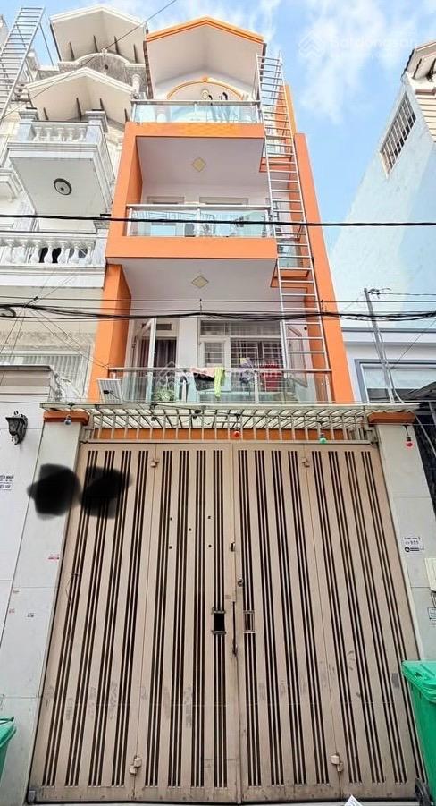 Cách công viên lê thị riêng chỉ 5 phút  bán nhà cmt8, quận 10. với dt 60,2m2