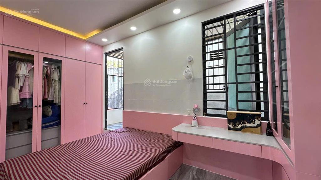 Bán nhà 3 tầng mới xây, chủ để lại toàn bộ nội thất cao cấp, mặt tiền hơn 7m, có sân đậu ô tô.