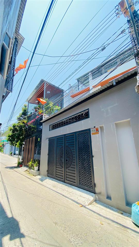 Bán nhà 3 tầng mới xây, chủ để lại toàn bộ nội thất cao cấp, mặt tiền hơn 7m, có sân đậu ô tô.