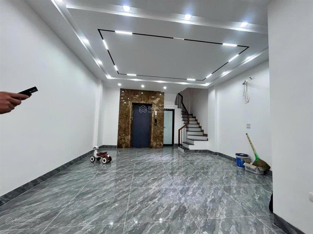 Bán nhà khâm thiên đống đa 55m2 6 tầng gần phố nội thất đẹp ngõ thông