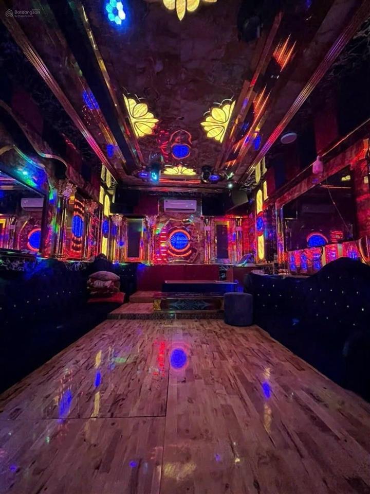 Bán nhà mặt tiền đang kinh doanh quán karaoke 4 tầng 12x17m có thang máy gần chợ kinh doanh tốt