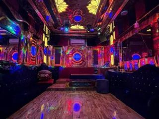 Bán nhà mặt tiền đang kinh doanh quán karaoke 4 tầng 12x17m có thang máy gần chợ kinh doanh tốt