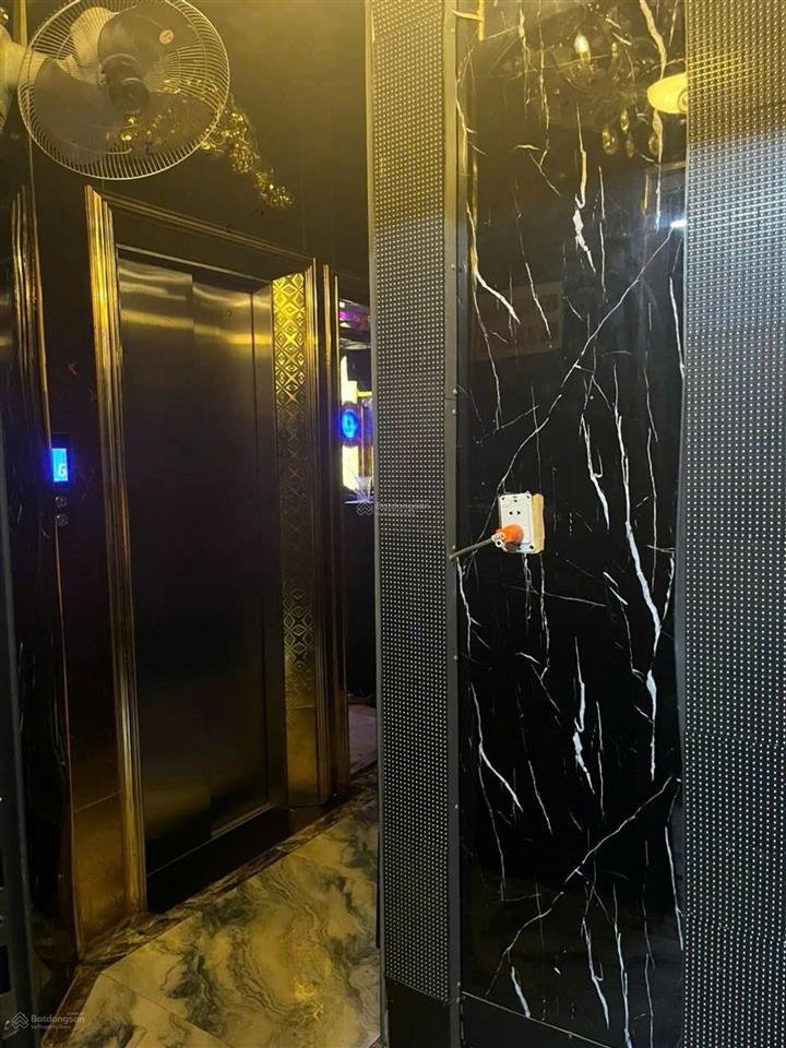 Bán nhà mặt tiền đang kinh doanh quán karaoke 4 tầng 12x17m có thang máy gần chợ kinh doanh tốt
