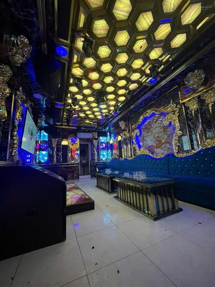 Bán nhà mặt tiền đang kinh doanh quán karaoke 4 tầng 12x17m có thang máy gần chợ kinh doanh tốt