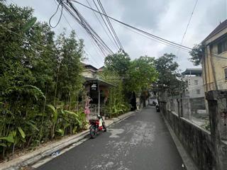 Mảnh ô tô vào tận đất yên viên