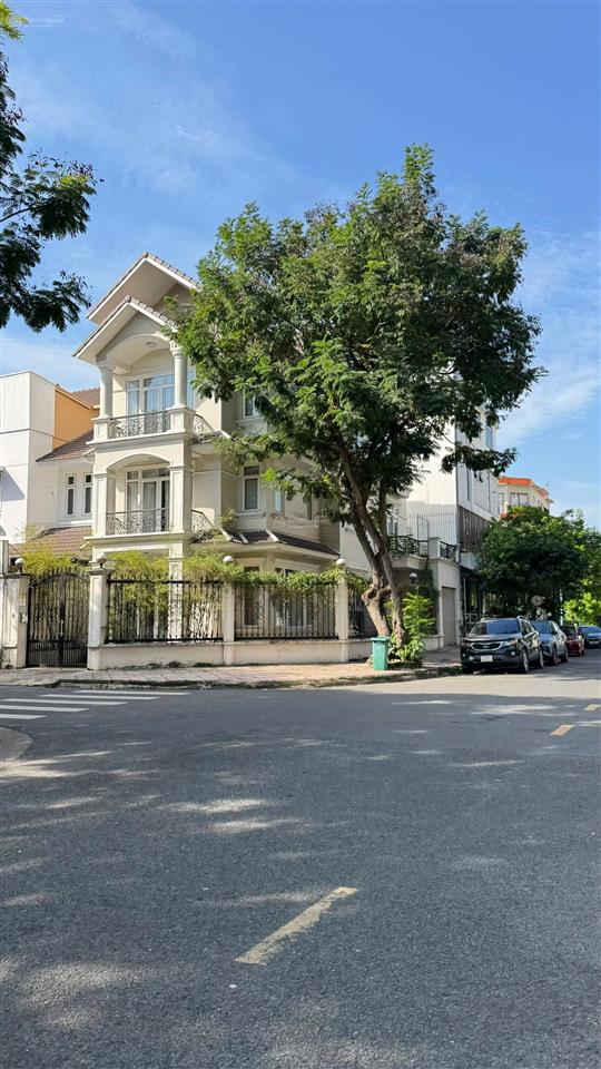 Biệt thự căn góc diện tích 15m x 18m (cn 250m2) kết cấu 3 tầng áp mái giá chào bán 45 tỷ