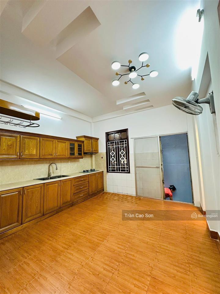 Bán nhà hxh 686 cách mạng tháng 8.dt4x17m,4 tầng vuông vức.giá 13,2 tỷ tl( 0908 569 *** cao sơn)