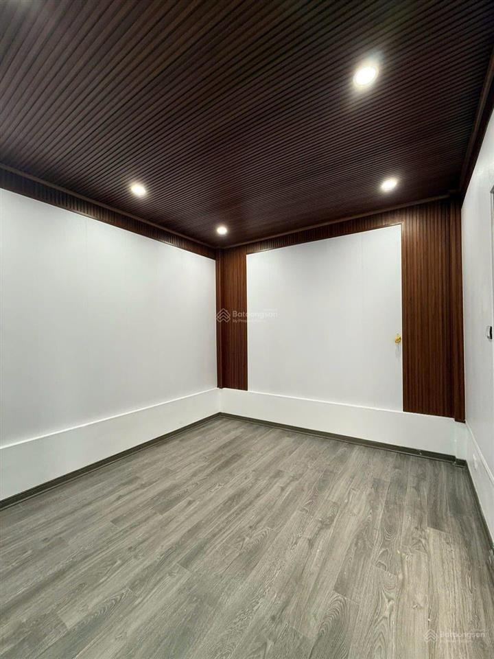 Chính chủ bán nhà phố kim mã 23m2  5 tầng  nhà sát phố  lô góc vĩnh viễn giá 6.5 tỷ .