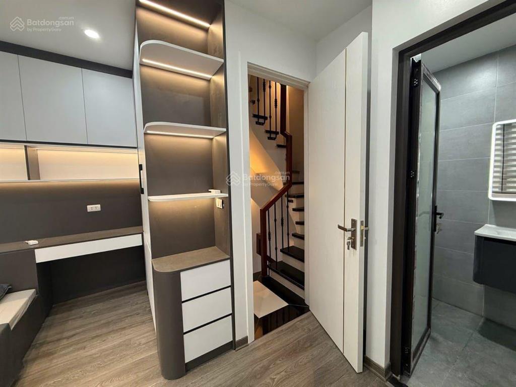 Chính chủ bán nhà phố kim mã 23m2  5 tầng  nhà sát phố  lô góc vĩnh viễn giá 6.5 tỷ .