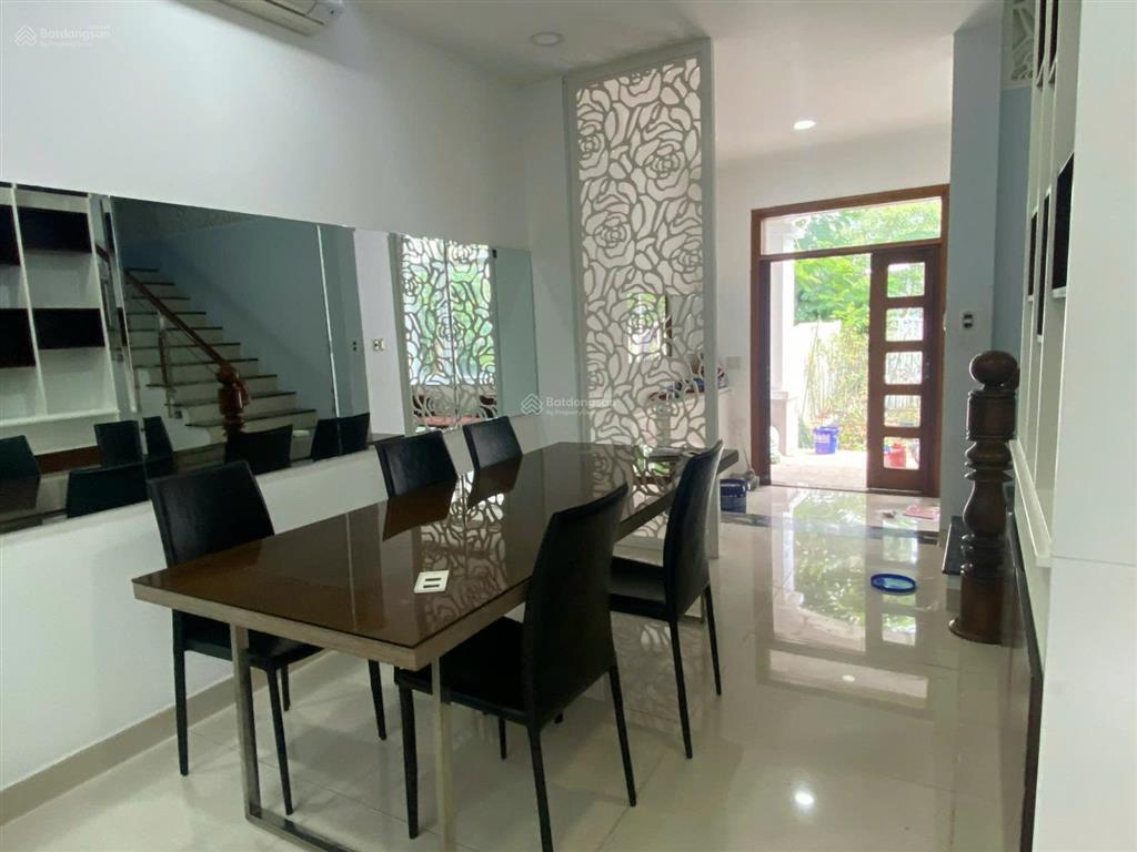 Cho thuê biệt thự phú mỹ hưng, cạnh hệ thống trường quốc tế canada, 140m2(7x20) 3 tầng, 4pn, sân to