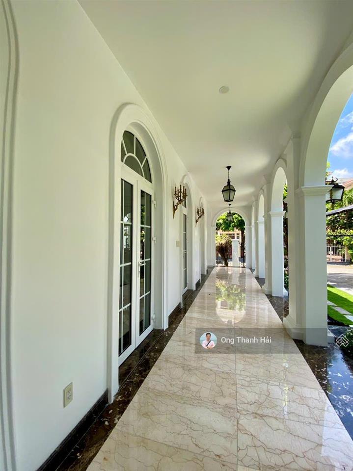 Cho thuê biệt thự đơn lập siêu to tại phú mỹ hưng, mặt tiền rộng 23.5m x 15 (352,5m2), 2 tầng, 4pn