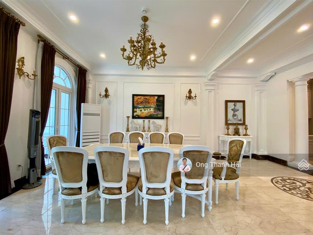 Cho thuê biệt thự đơn lập siêu to tại phú mỹ hưng, mặt tiền rộng 23.5m x 15 (352,5m2), 2 tầng, 4pn