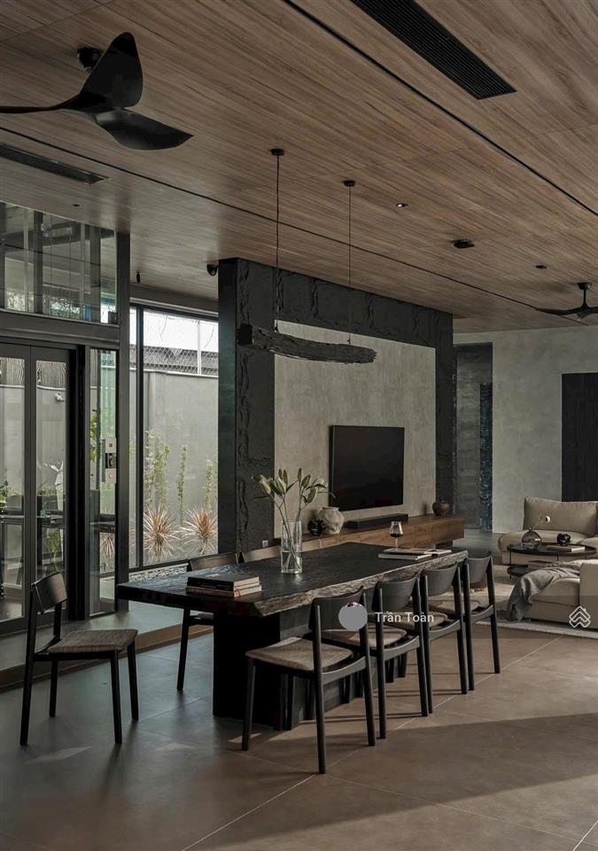 Bán siêu biệt thự như hình. hơn 500m2 đất, có hồ bơi, thang máy, full nội thất, thảo điền, q2