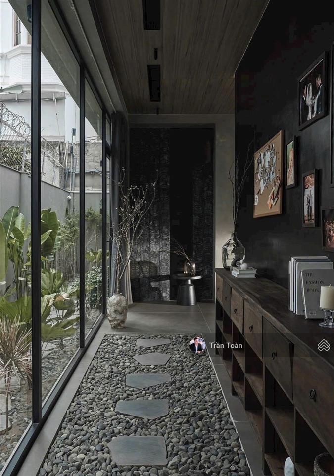 Bán siêu biệt thự như hình. hơn 500m2 đất, có hồ bơi, thang máy, full nội thất, thảo điền, q2