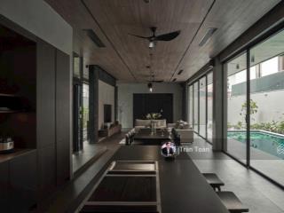 Bán siêu biệt thự như hình. hơn 500m2 đất, có hồ bơi, thang máy, full nội thất, thảo điền, q2