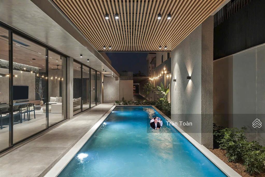 Bán siêu biệt thự như hình. hơn 500m2 đất, có hồ bơi, thang máy, full nội thất, thảo điền, q2