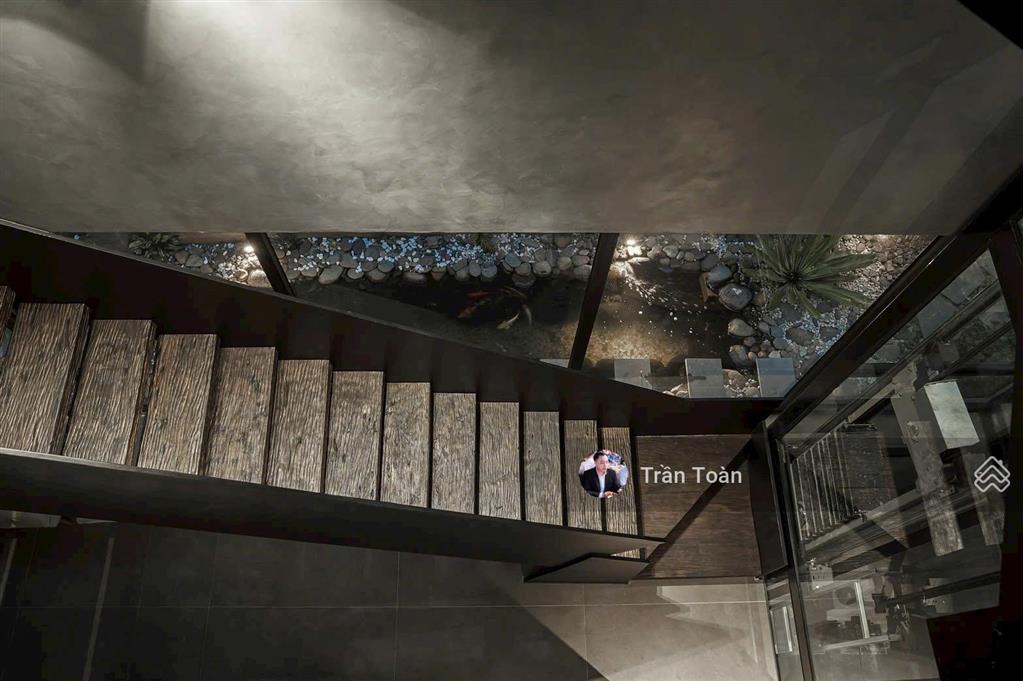 Bán siêu biệt thự như hình. hơn 500m2 đất, có hồ bơi, thang máy, full nội thất, thảo điền, q2