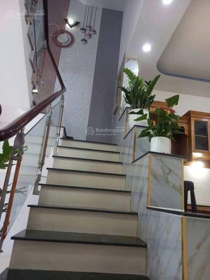 Nhà đường số 8, bình hưng hòa b, bình tân.
dt 4 x12m đúc 1trệt 2lầu, 4 ph