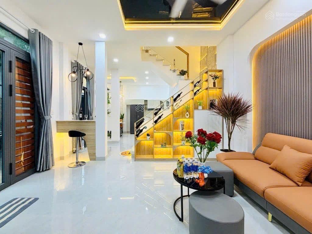 Ngay chợ phạm văn bạch, p15 tân bình, 50m2, 4 tầng, nội thất nhập, chỉ nhỉnh 5 tỷ