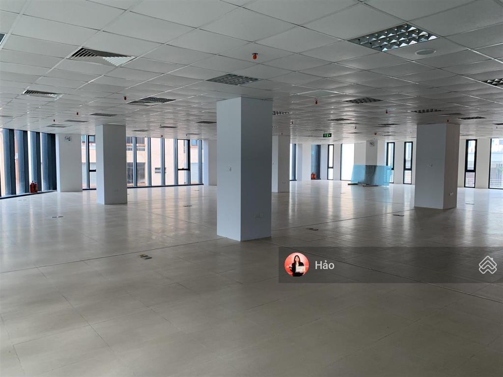 Cho thuê mặt phố ngọc khánh, 500m2 x 3 tầng, giá 230.000d/m2 mặt tiền rộng, trần cao