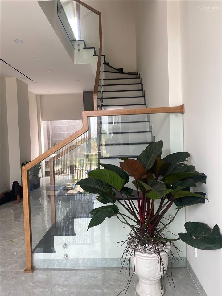 Bán nhà 1 trệt 2 lầu hẻm xe hơi 8m đường nguyễn xiển, sổ hồng riêng, hoàng công đầy đủ, view sông