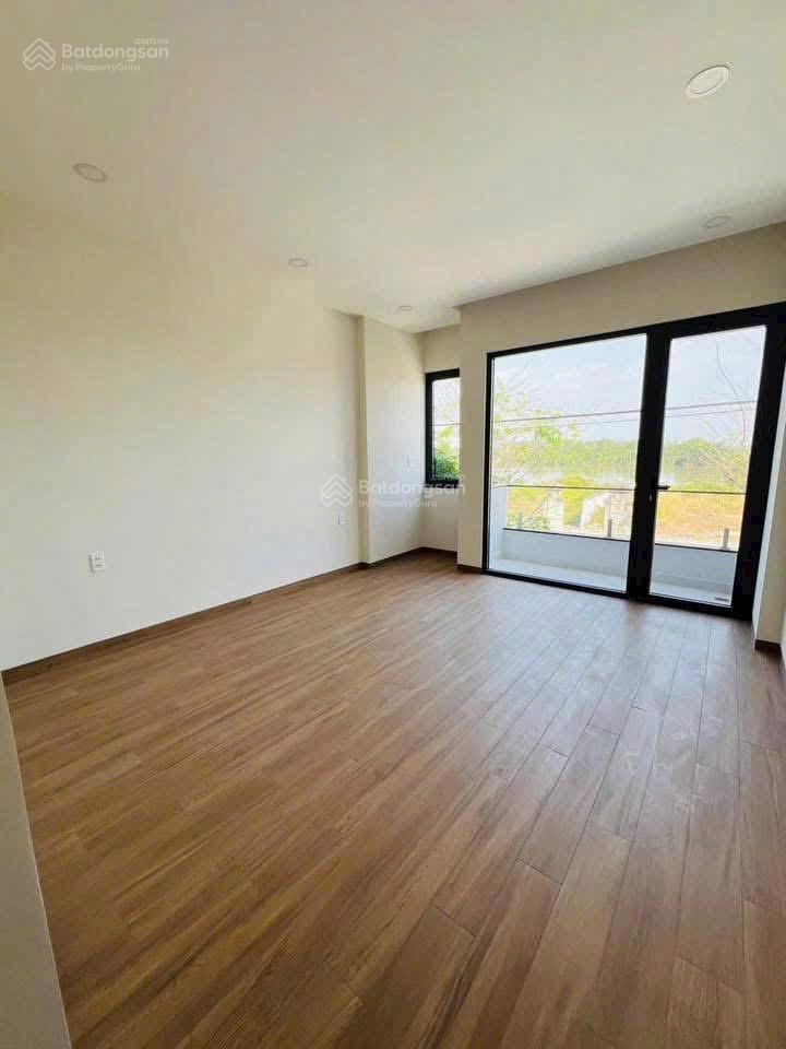 Bán nhà 1 trệt 2 lầu hẻm xe hơi 8m đường nguyễn xiển, sổ hồng riêng, hoàng công đầy đủ, view sông