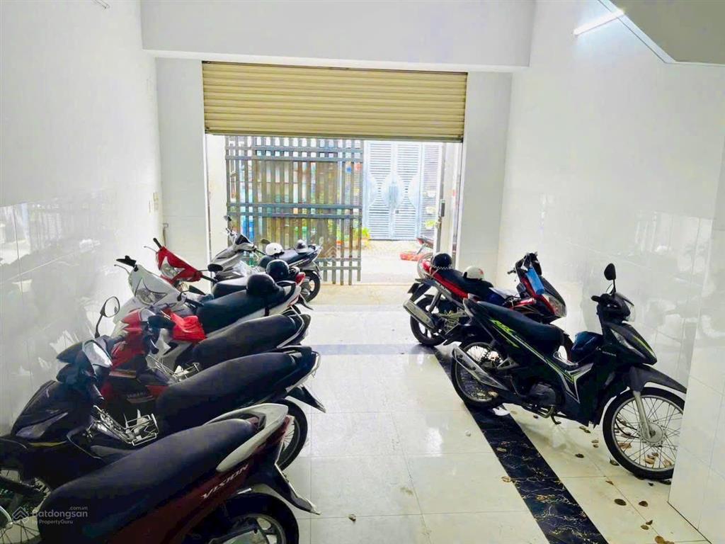 Bán căn hộ dịch vụ 1 trệt 3 lầu có 8 phòng, cho thuê 32tr/tháng, hẻm xe hơi đường man thiện