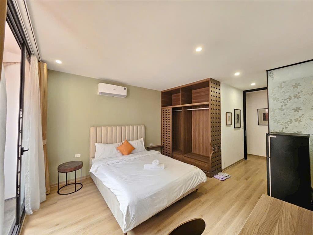 Số 1 đường hoa  phú nhuận. mặt tiền hoa lan sát phố ẩm thực phan xích long. kết cấu hầm + 4 tầng