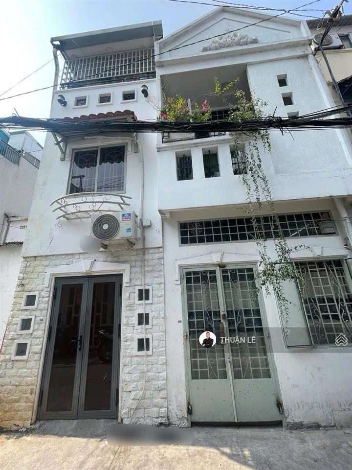 Ngang lớn 6x8m. dtcn~39m2, kc 3 tầng + 5 phòng ngủ. hxh 6m trần khắc chân, quận 1. sẵn hđt 20tr/th