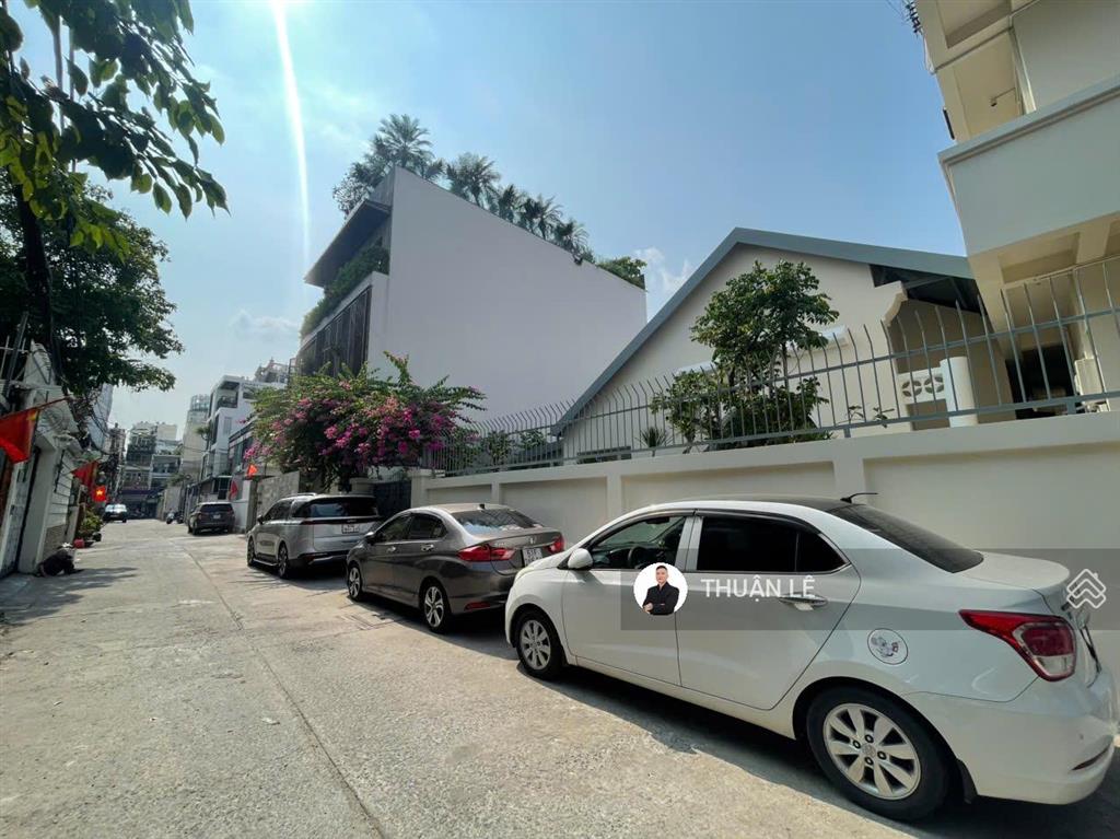 Ngang lớn 6x8m. dtcn~39m2, kc 3 tầng + 5 phòng ngủ. hxh 6m trần khắc chân, quận 1. sẵn hđt 20tr/th