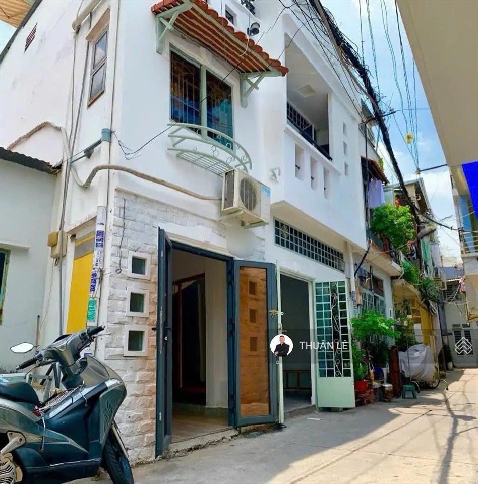 Ngang lớn 6x8m. dtcn~39m2, kc 3 tầng + 5 phòng ngủ. hxh 6m trần khắc chân, quận 1. sẵn hđt 20tr/th