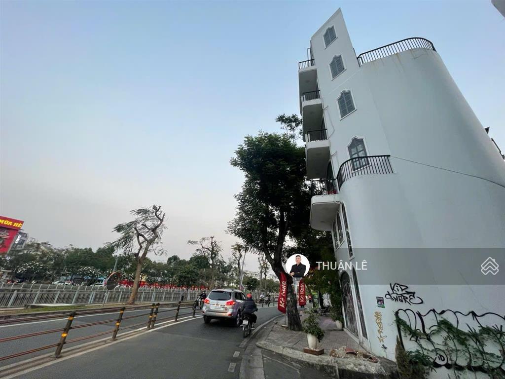 Vị trí độc tôn  toàn cảnh 360 độ. nhà 6tầng, dt~140m2, mặt tiền trường sa no1 quận 1, 14.99 tỷ