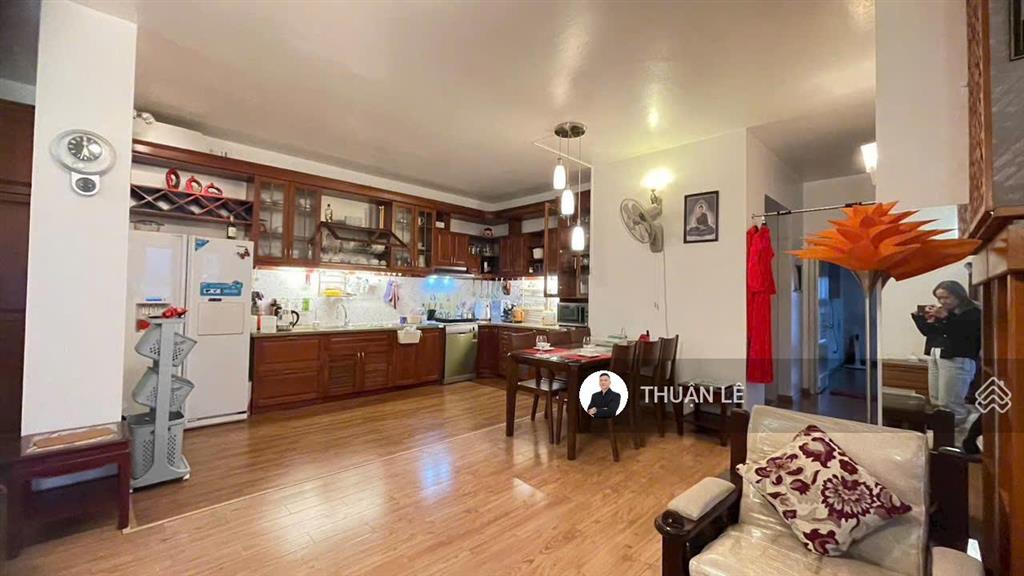 Không có căn so sánh. ngang đẹp 7,6m, hxh đang dung, quận 1. nhà 4 tầng/ 6pn, 50m ra mặt tiền