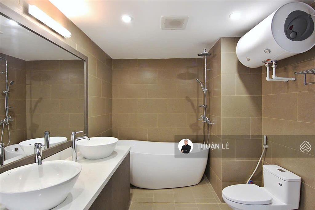 Không có căn so sánh. ngang đẹp 7,6m, hxh đang dung, quận 1. nhà 4 tầng/ 6pn, 50m ra mặt tiền